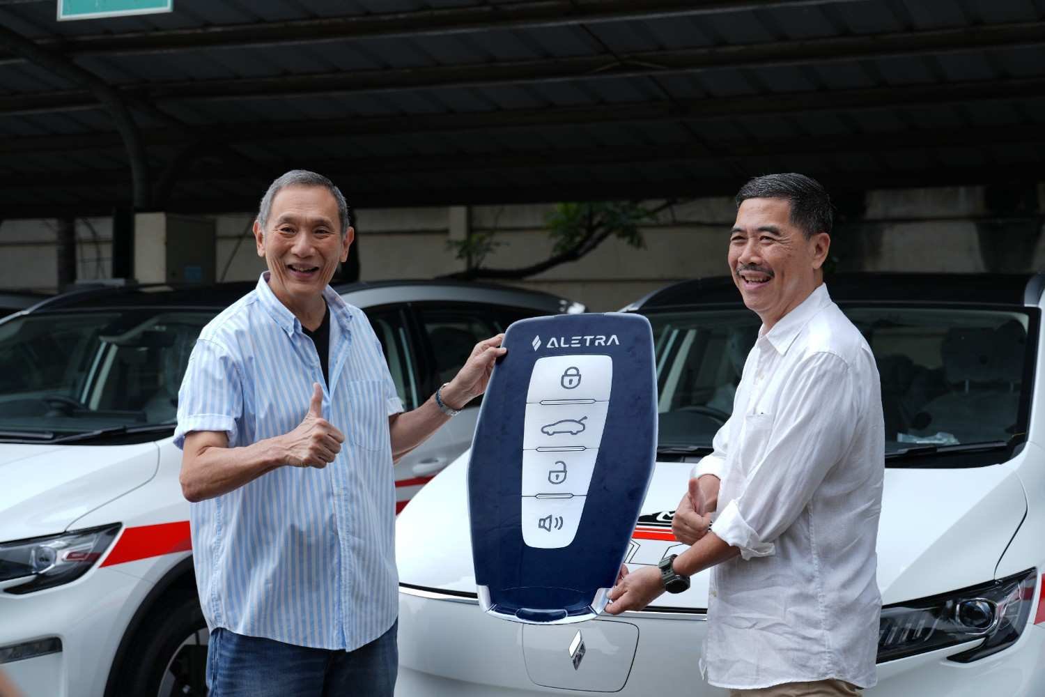 Aletra Resmi Serahkan L8 EV kepada Jusuf Hamka
