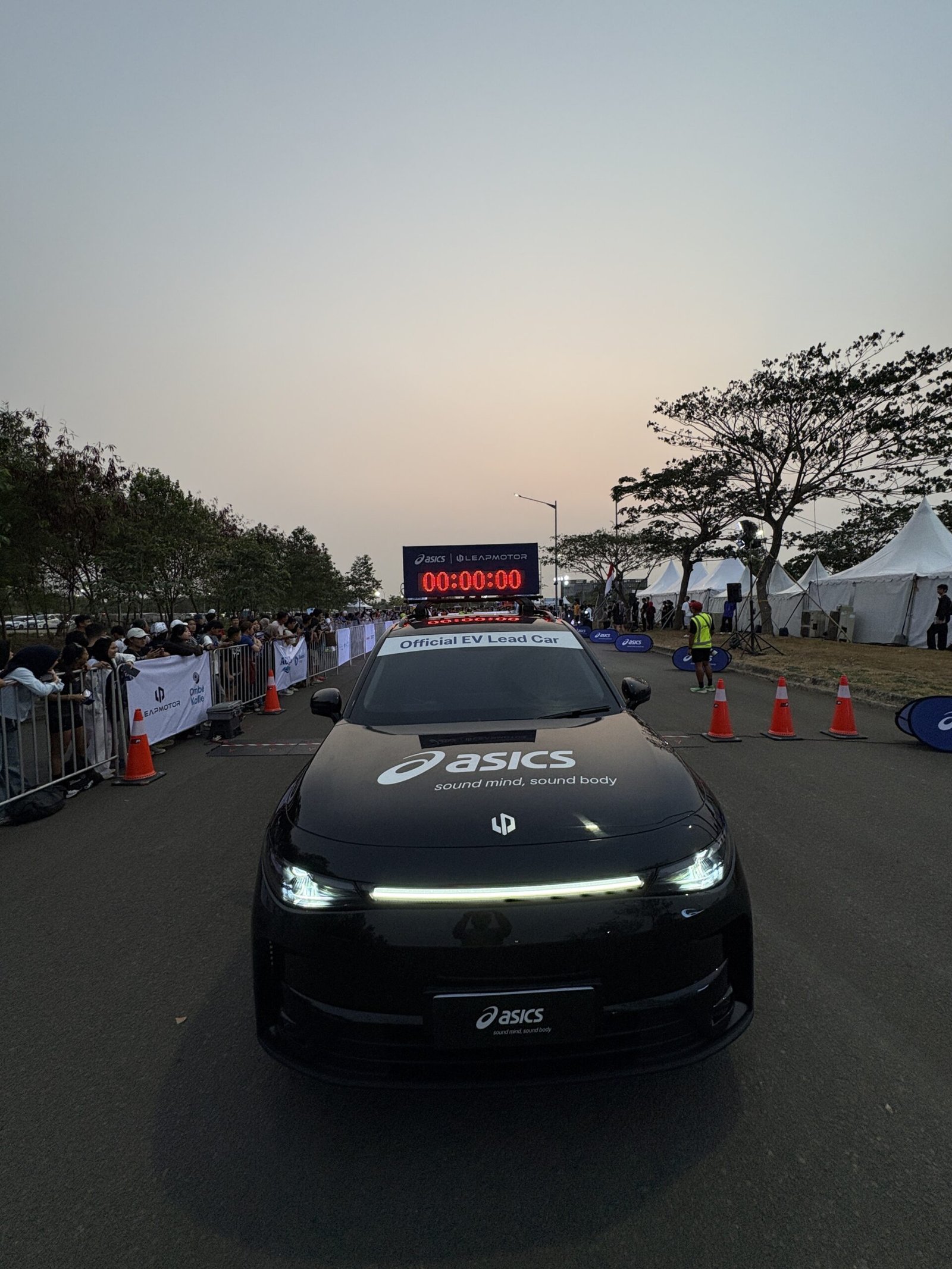 Leapmotor Jadi Official EV Lead Car di Asics Jakarta : Speed : Race 2026