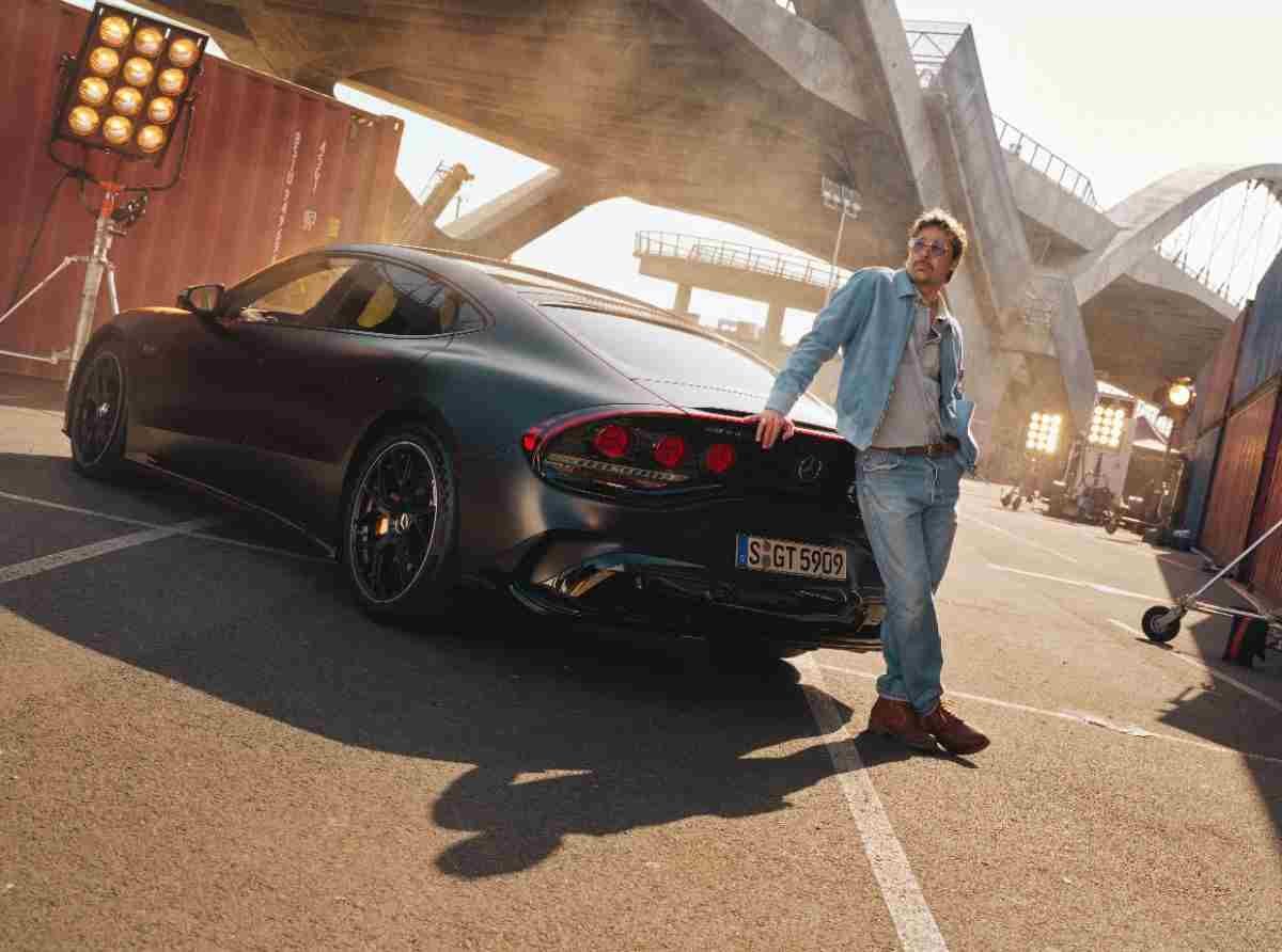 Brad Pitt Jadi Bintang Kampanye Global Mercedes-AMG GT 4-Door Coupé