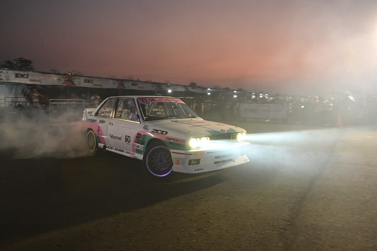 Rifat Sungkar Bawa Drift Show ke Final Java Drag Record Series